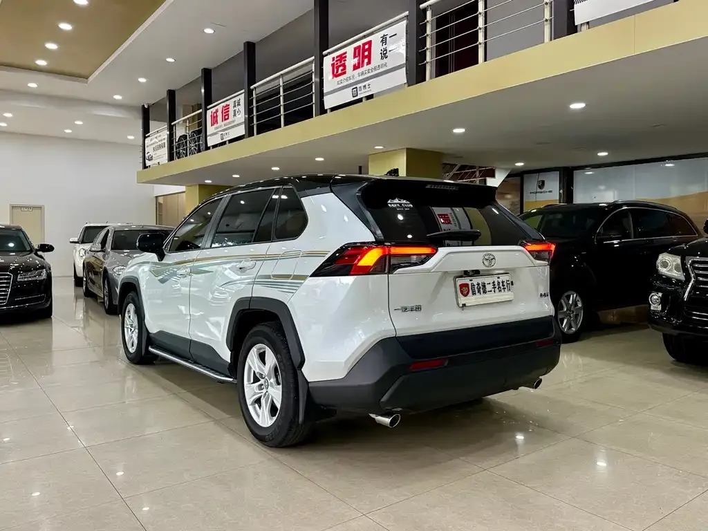 Toyota RAV4 — фото 8