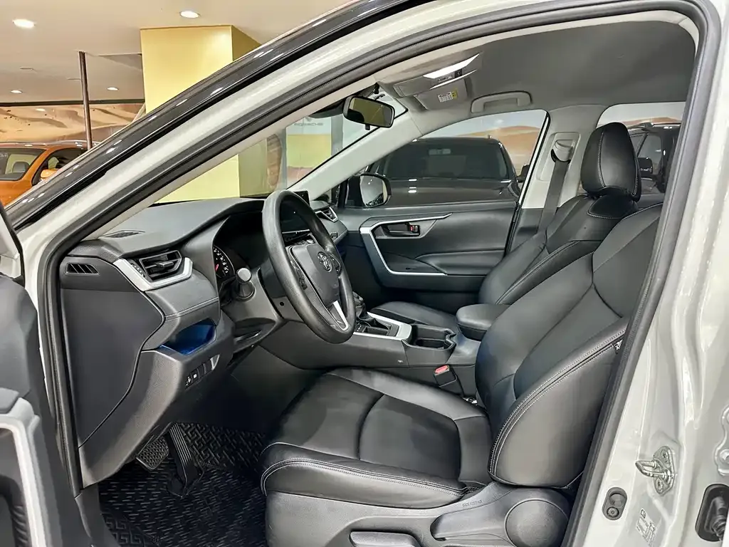 Toyota RAV4 — фото 4