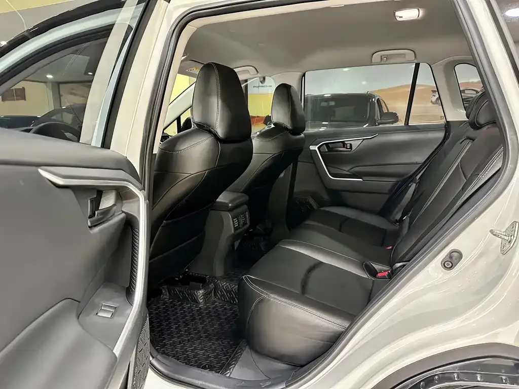 Toyota RAV4 — фото 6