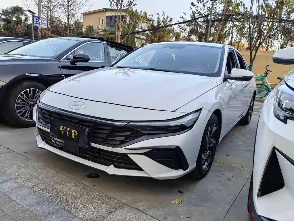 Hyundai Elantra — фото 1