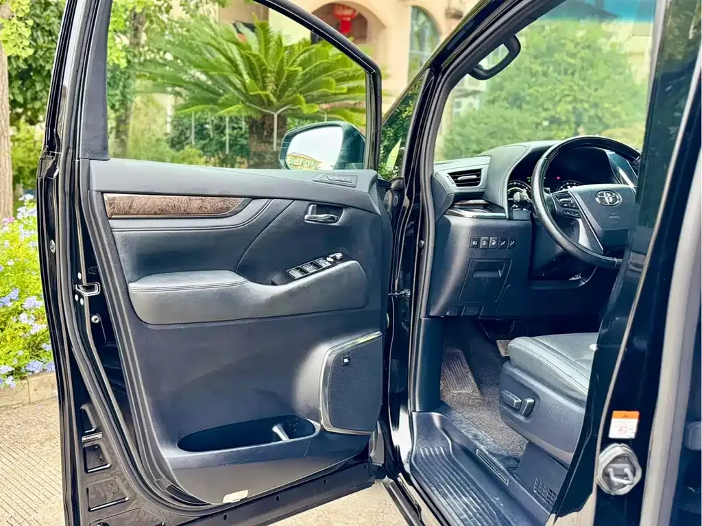 Toyota Vellfire — фото 3
