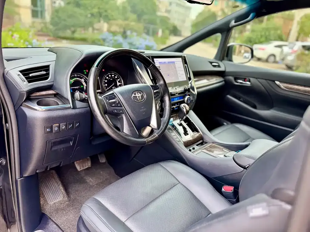 Toyota Vellfire — фото 2