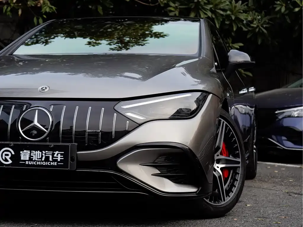 Mercedes-Benz EQE AMG — фото 9