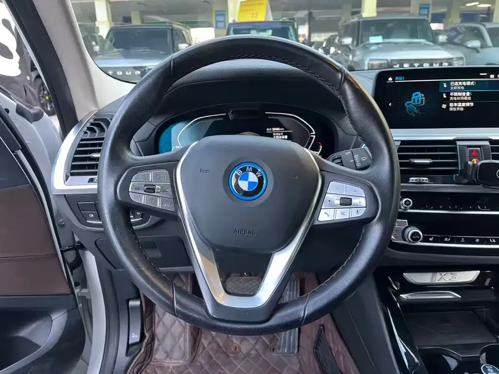 BMW iX3 — фото 8