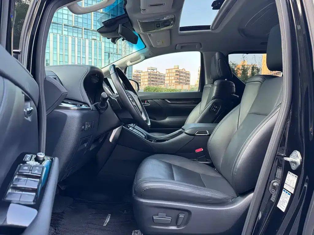 Toyota Vellfire — фото 2
