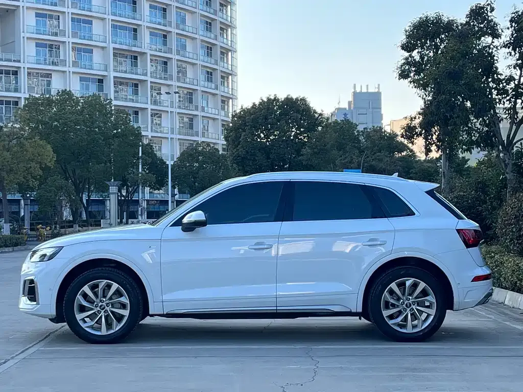 Audi Q5L — фото 6
