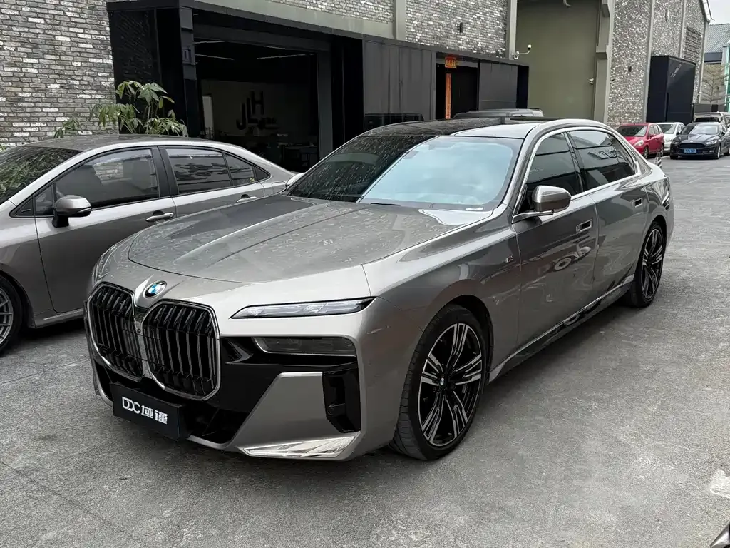 BMW 7 Series — фото 1