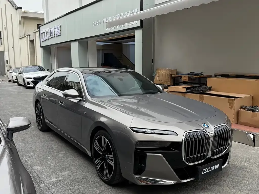 BMW 7 Series — фото 10