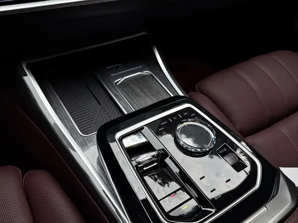 BMW 7 Series — фото 9