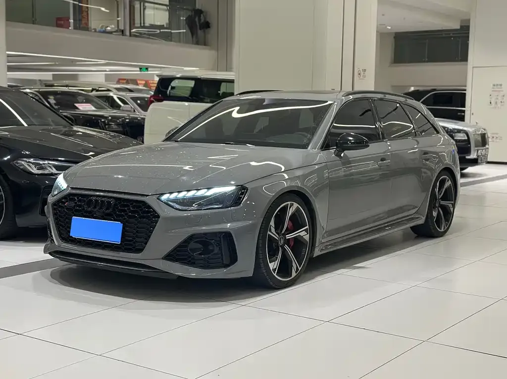 Audi RS 4 — фото 1
