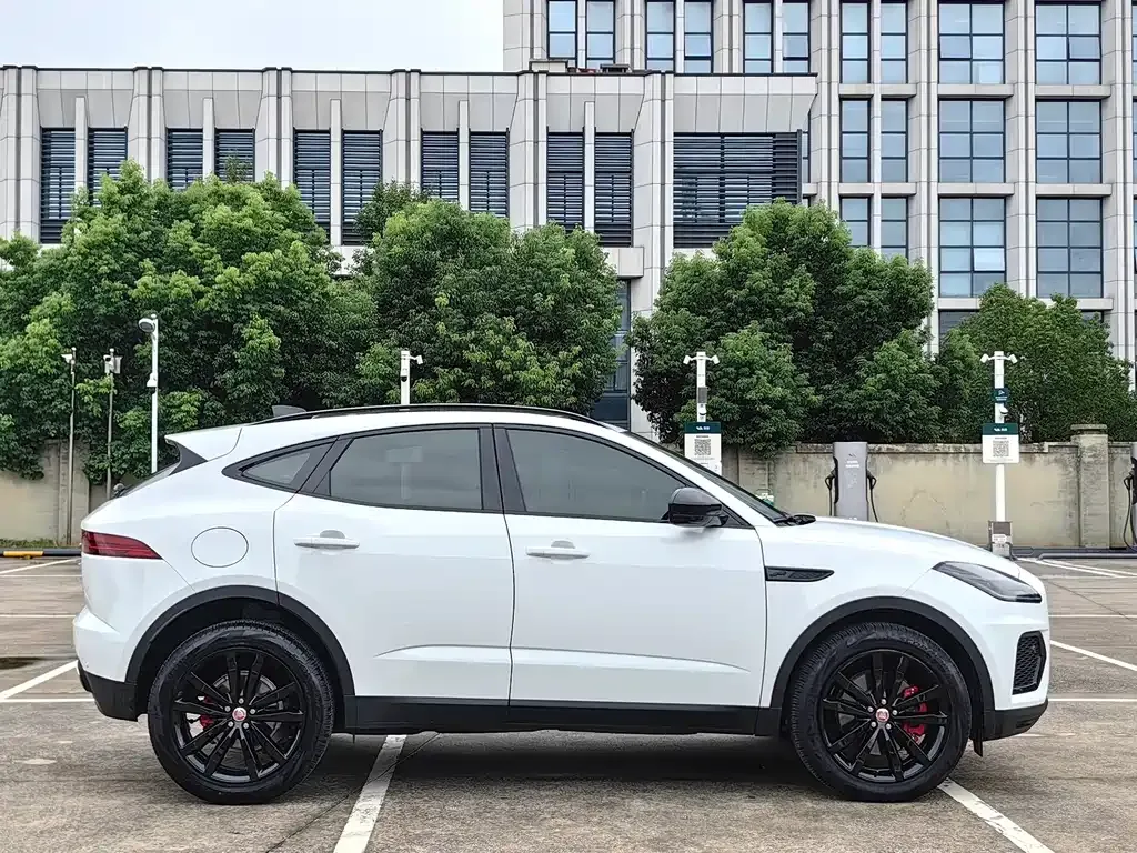 Jaguar E-PACE — фото 3