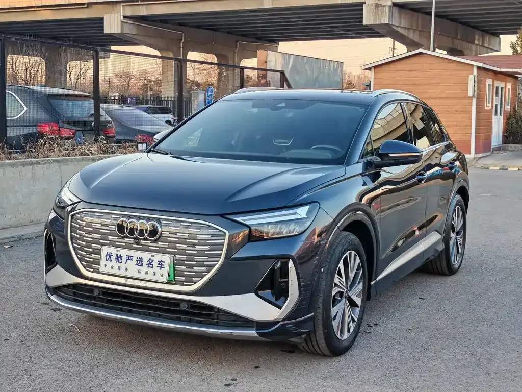Audi Q4 e-tron — фото 1