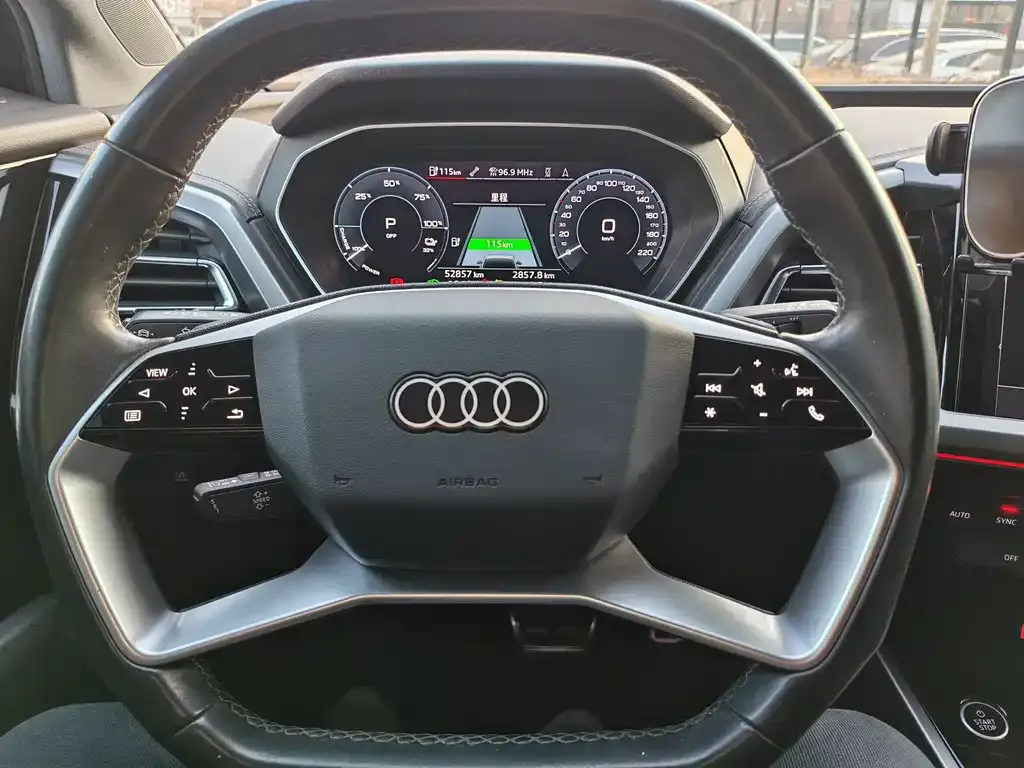 Audi Q4 e-tron — фото 3