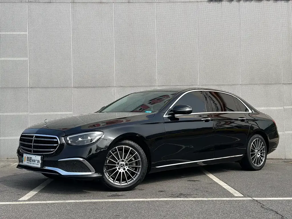 Mercedes-Benz E-Class — фото 1