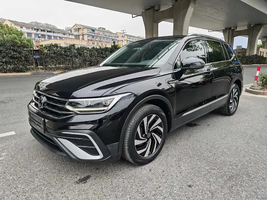 Volkswagen Tiguan L — фото 1