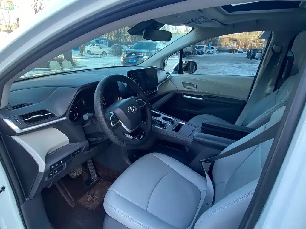 Toyota Granvia — фото 2