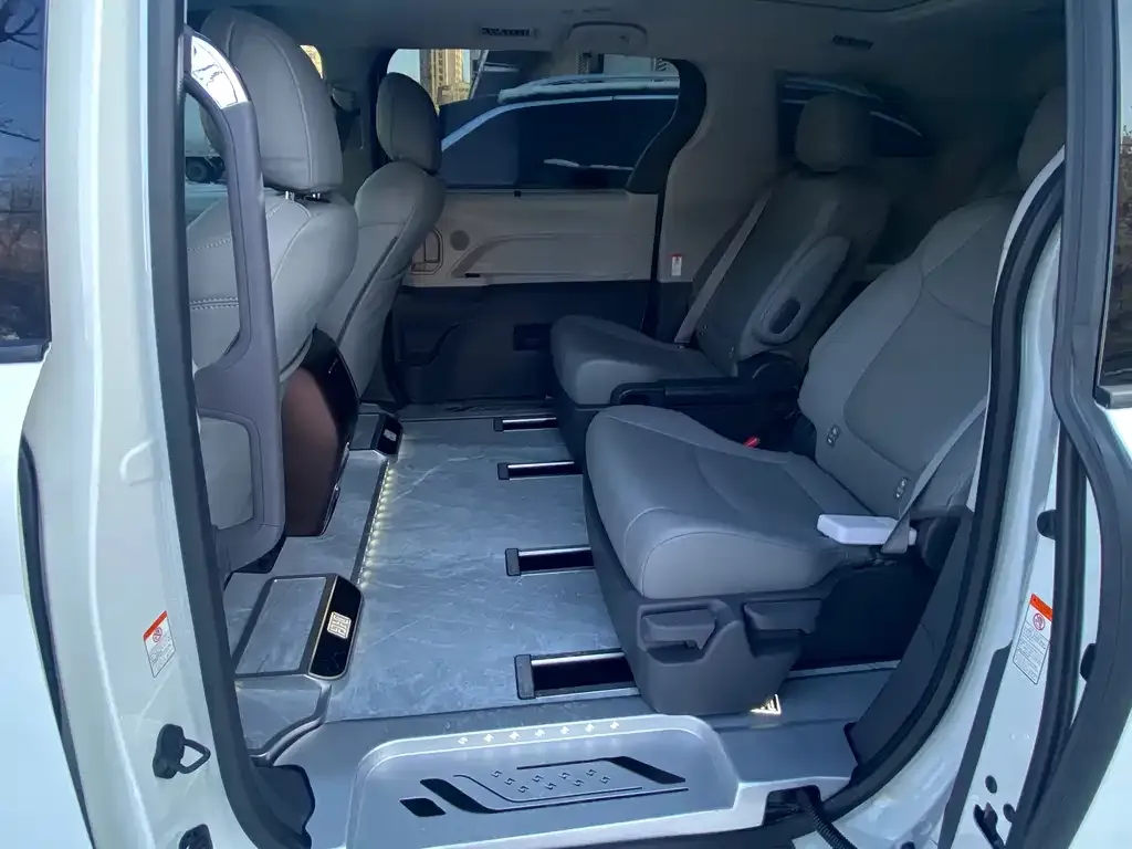 Toyota Granvia — фото 4
