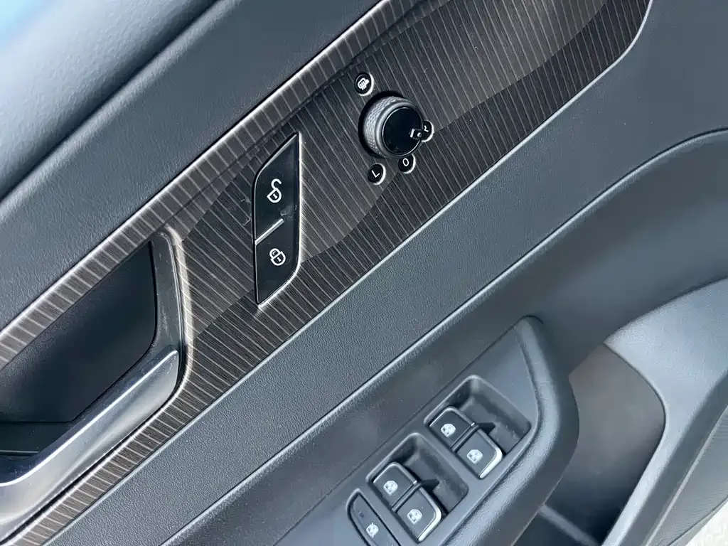 Hongqi E-QM5 — фото 9