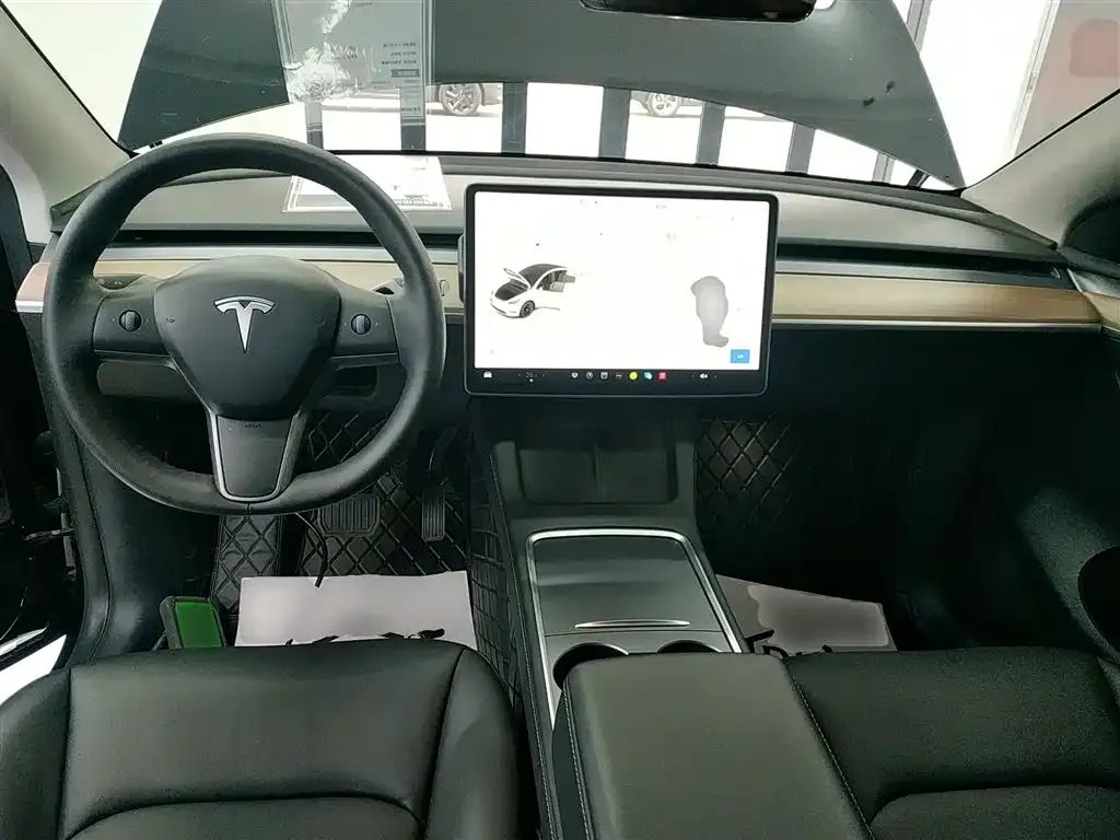 Tesla Model Y — фото 10