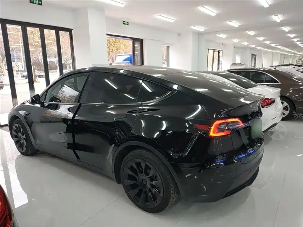 Tesla Model Y — фото 5