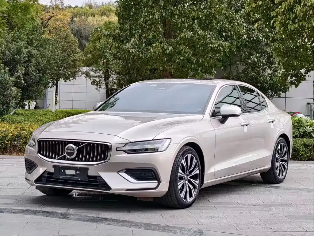 Volvo S60 — фото 1