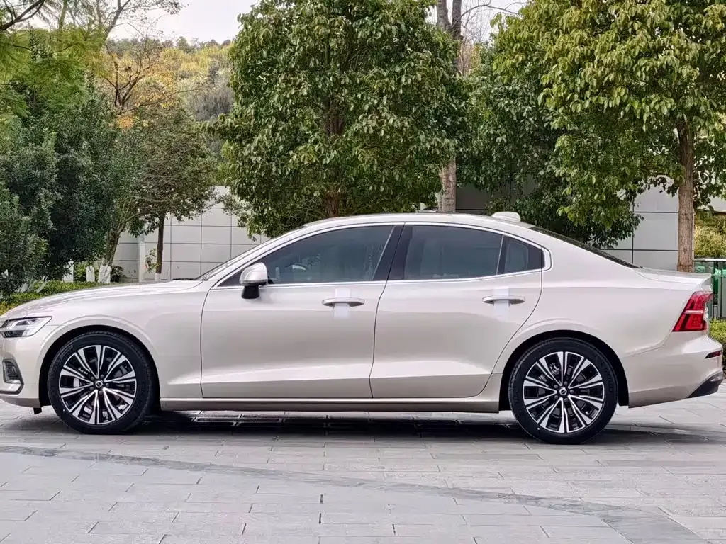 Volvo S60 — фото 10
