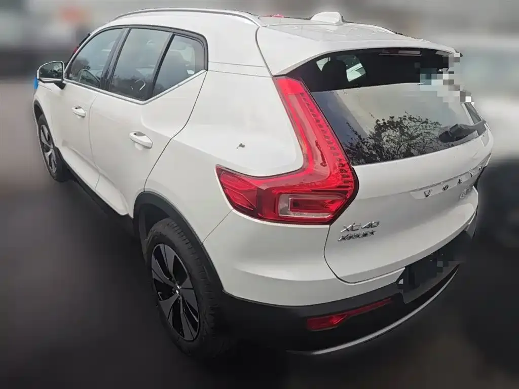Volvo XC40 — фото 6