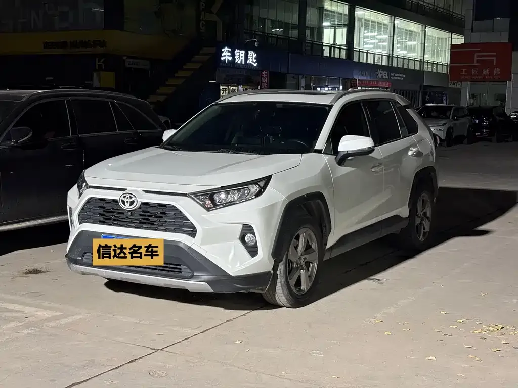 Toyota RAV4 — фото 1