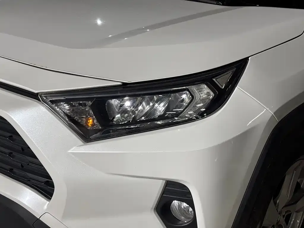 Toyota RAV4 — фото 7