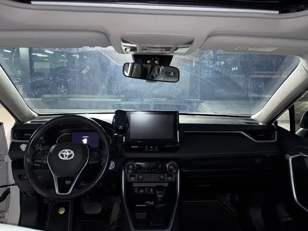 Toyota RAV4 — фото 6
