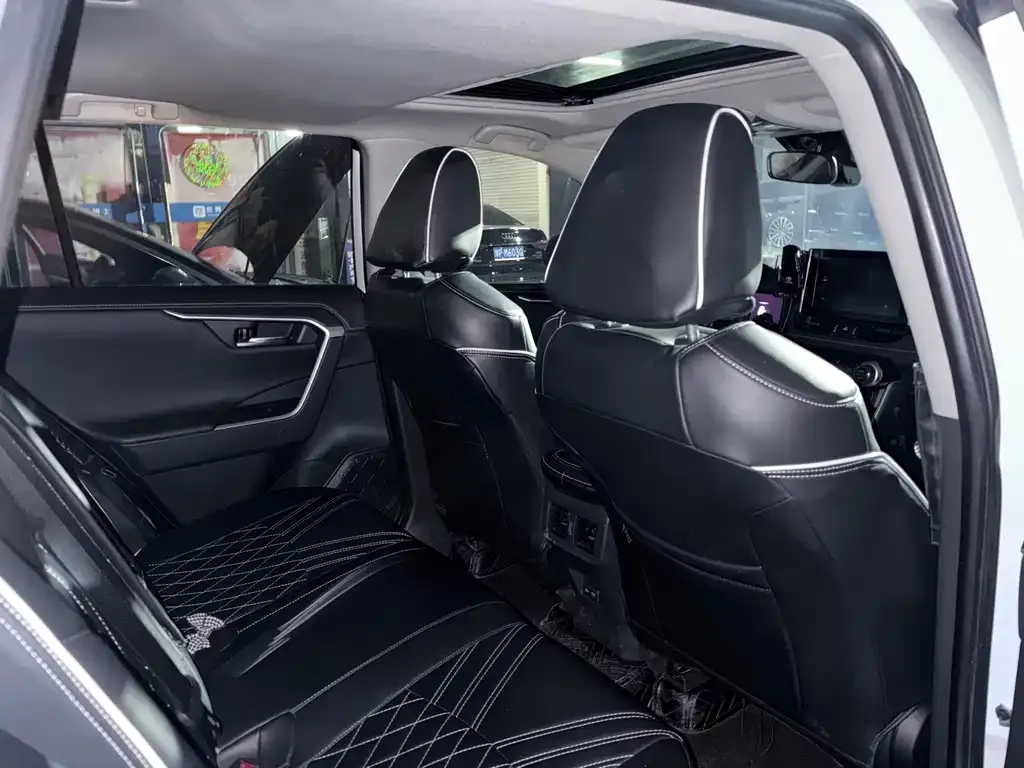 Toyota RAV4 — фото 10