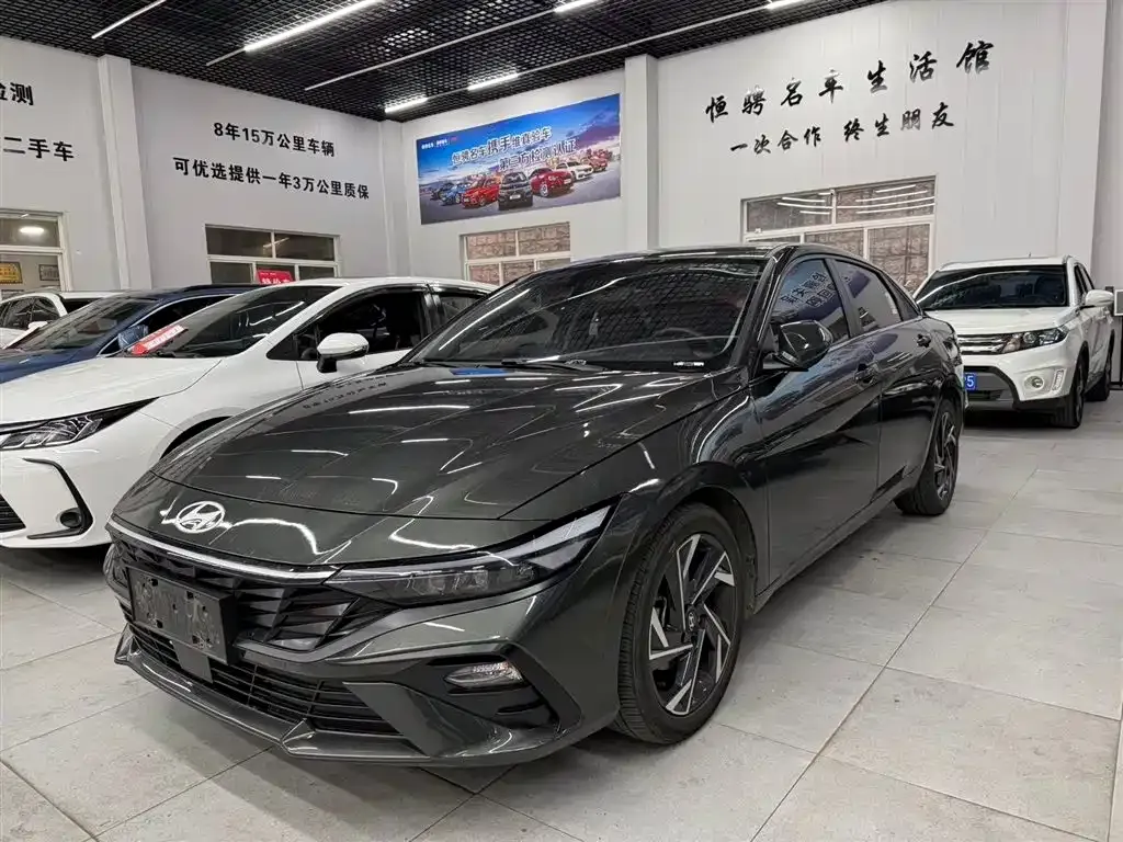 Hyundai Elantra — фото 1