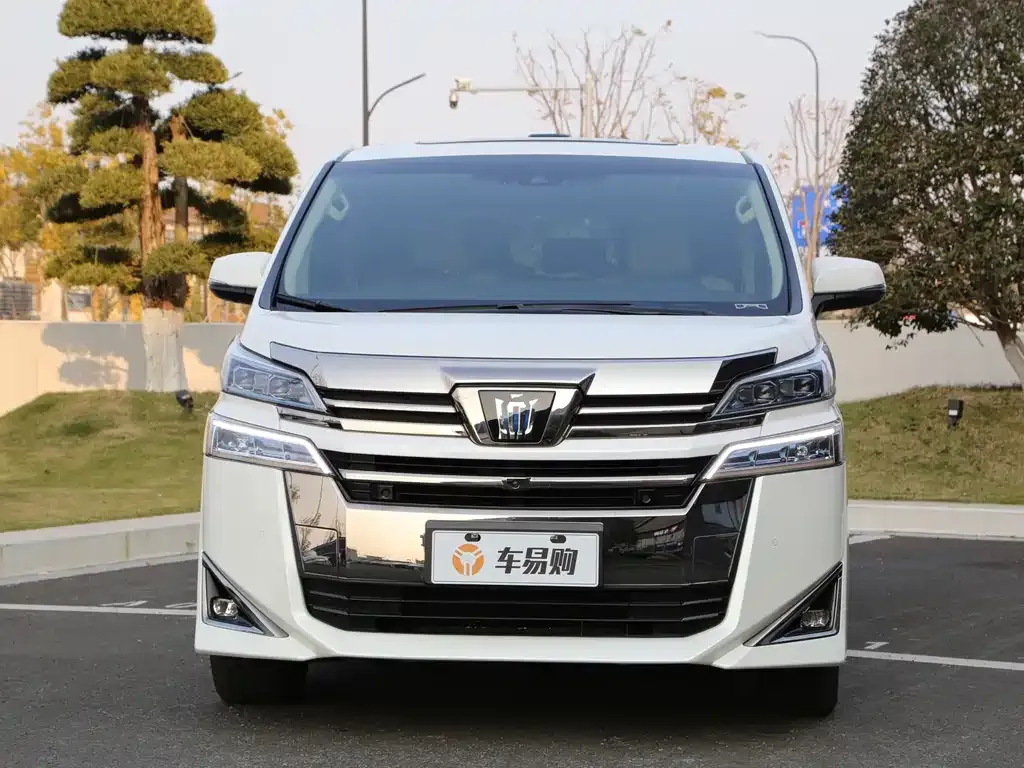 Toyota Vellfire — фото 1