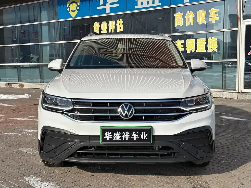 Volkswagen Tiguan L — фото 1