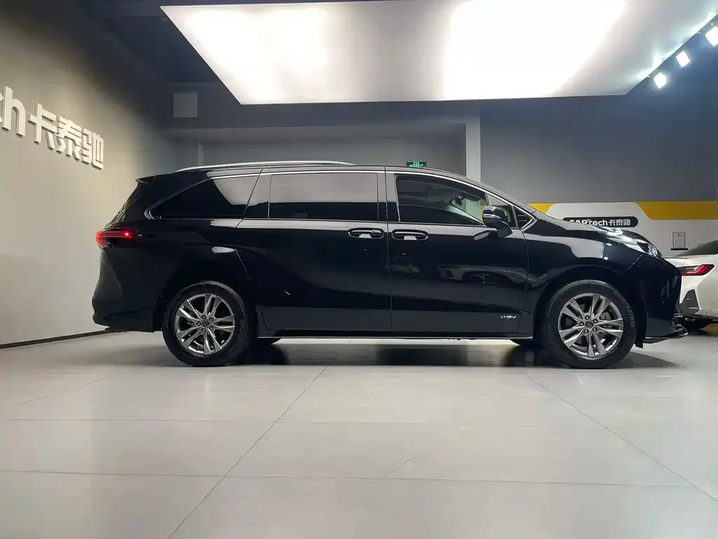 Toyota Sienna — фото 2