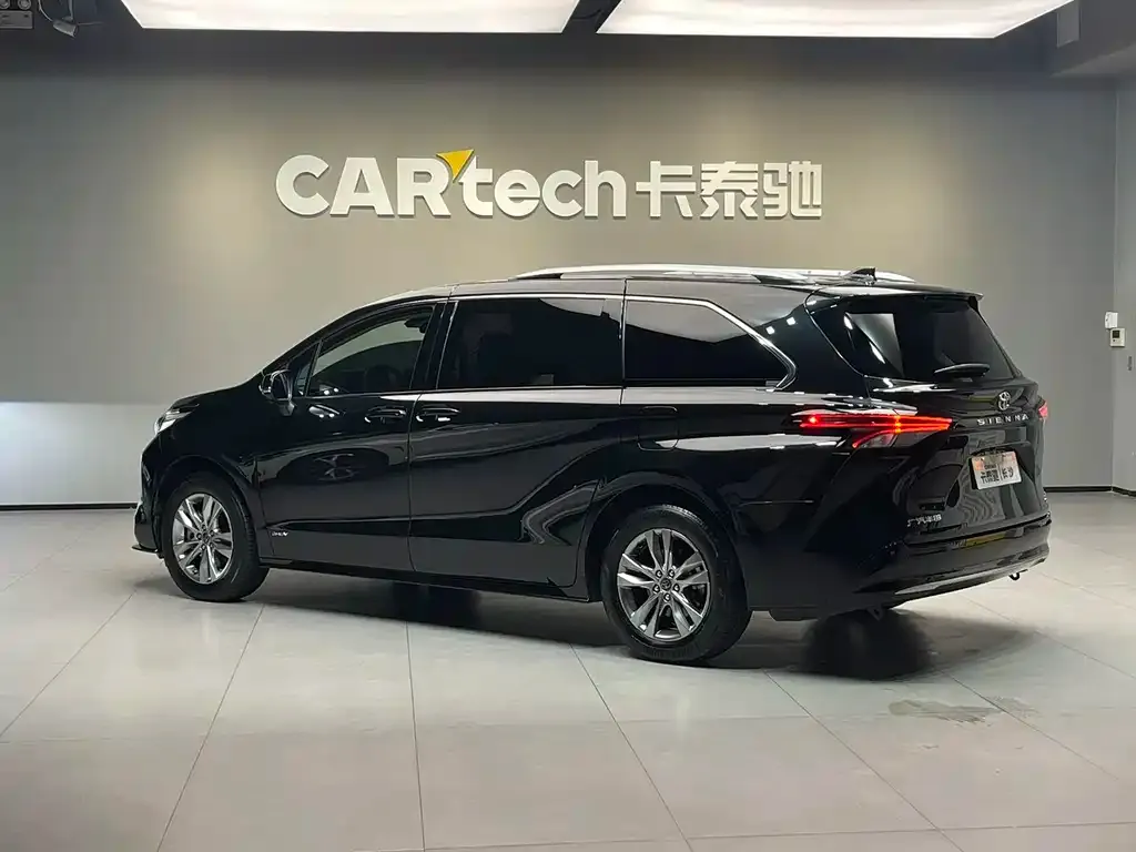 Toyota Sienna — фото 3