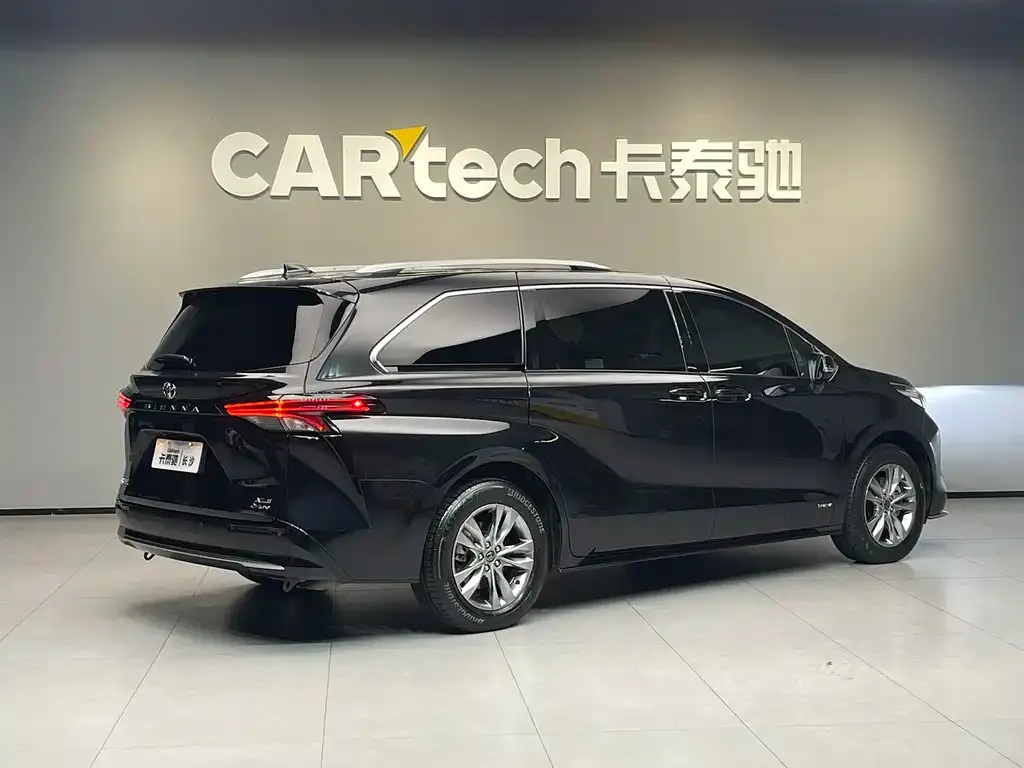 Toyota Sienna — фото 6