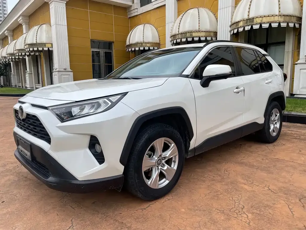 Toyota RAV4 — фото 1