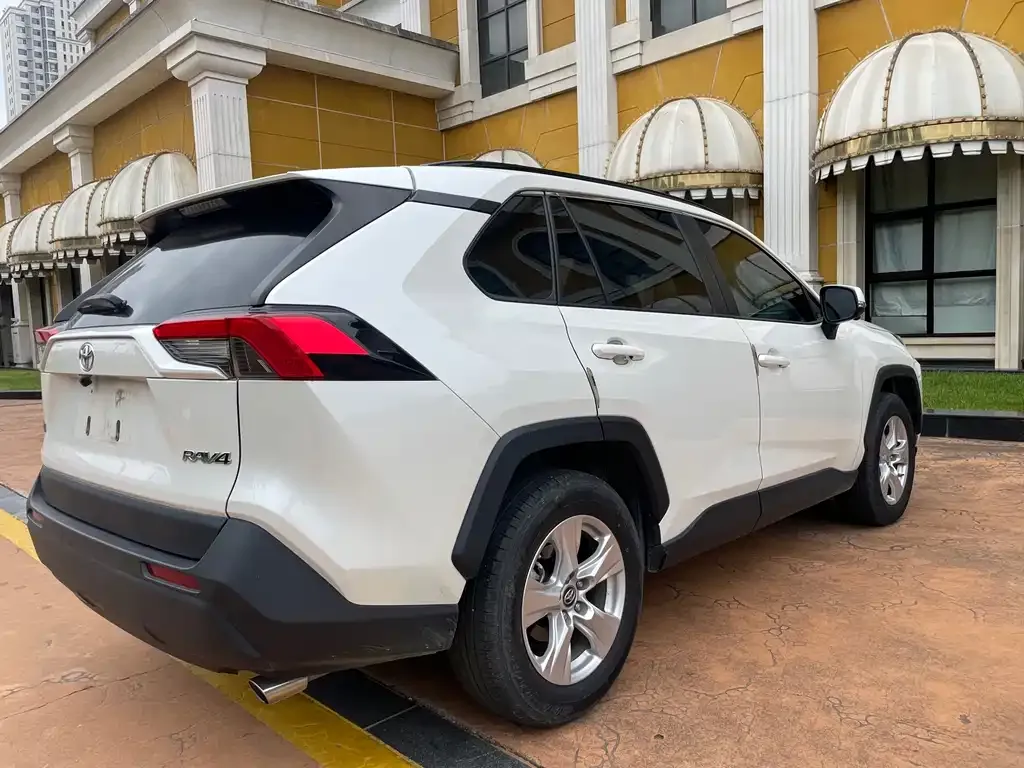 Toyota RAV4 — фото 5