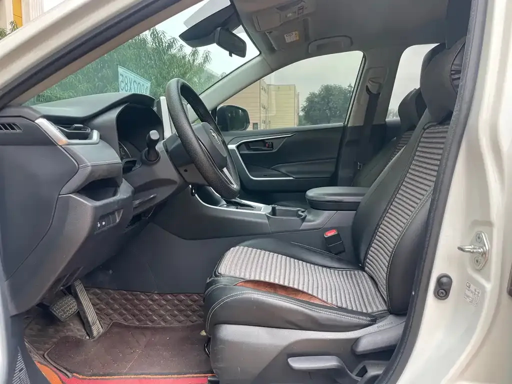 Toyota RAV4 — фото 7