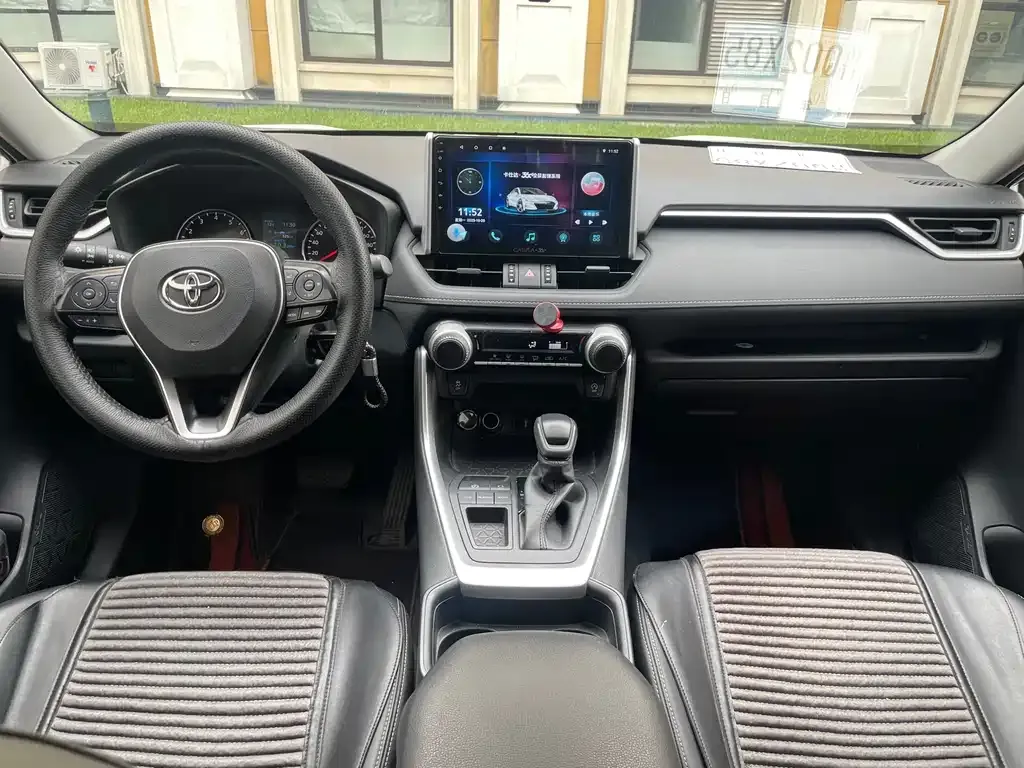 Toyota RAV4 — фото 8