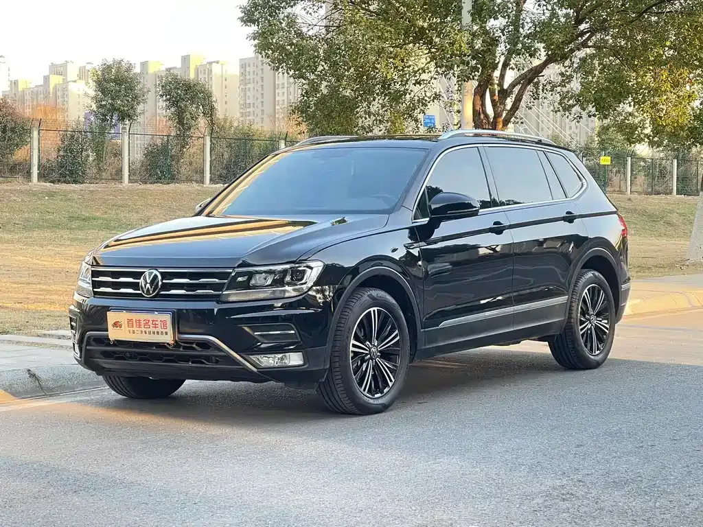 Volkswagen Tiguan L — фото 1