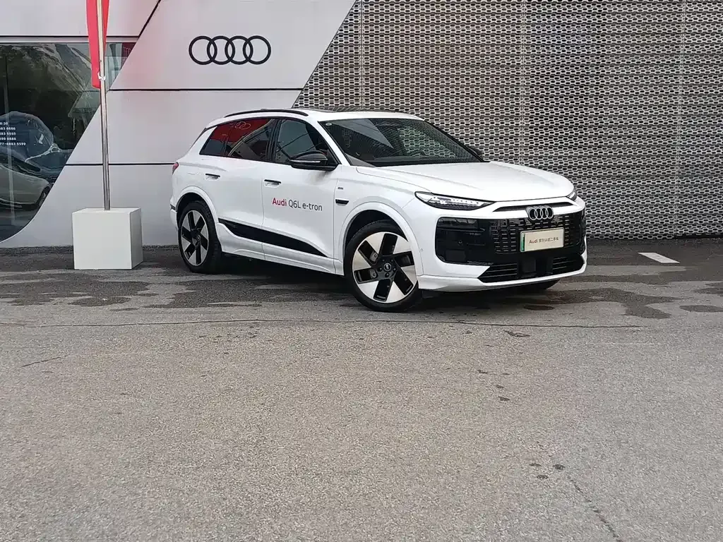 Audi Q6L e-tron — фото 1