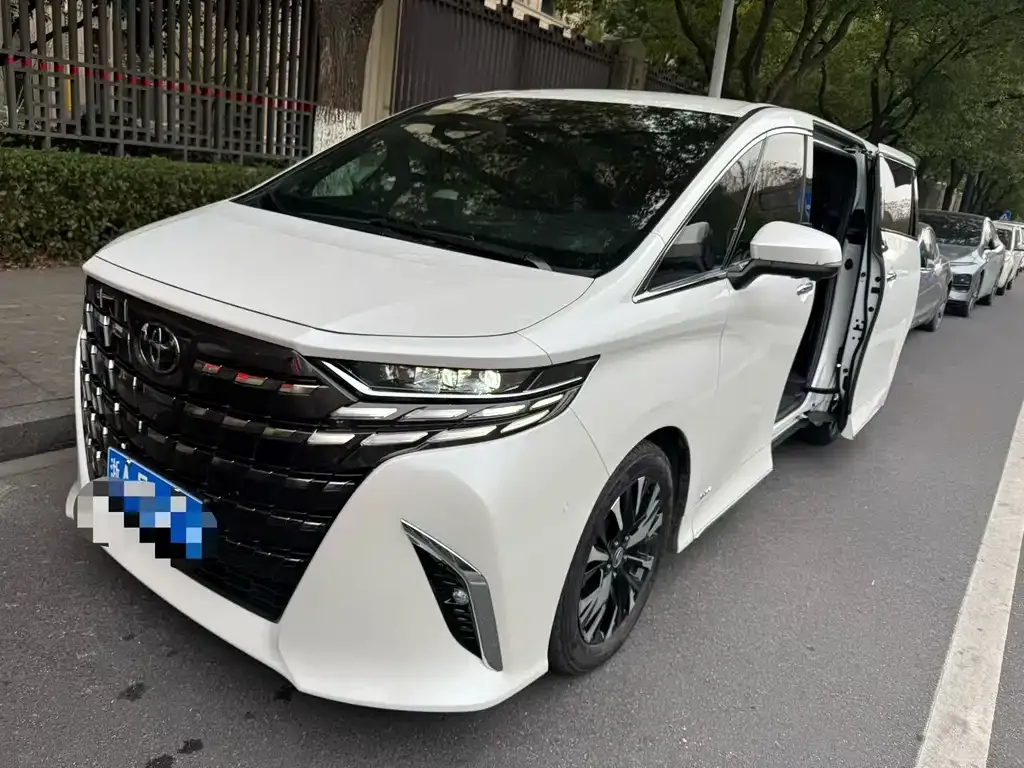 Toyota Alphard — фото 1