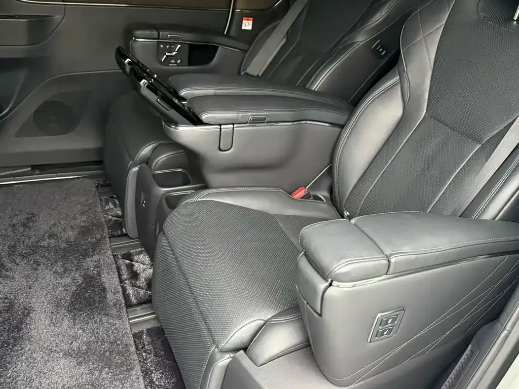 Toyota Alphard — фото 2