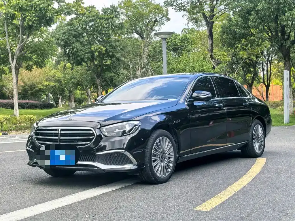 Mercedes-Benz E-Class — фото 1
