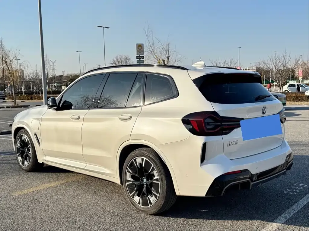 BMW iX3 — фото 10