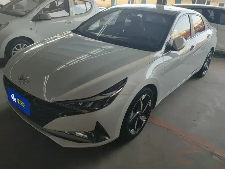 Hyundai Elantra — фото 1