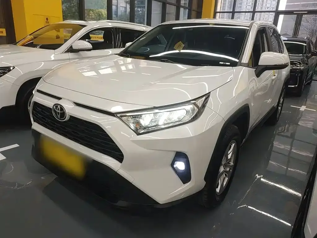 Toyota RAV4 — фото 1