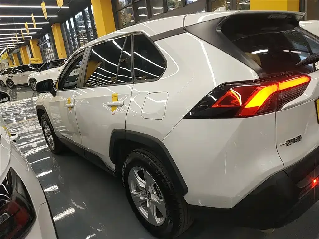 Toyota RAV4 — фото 6